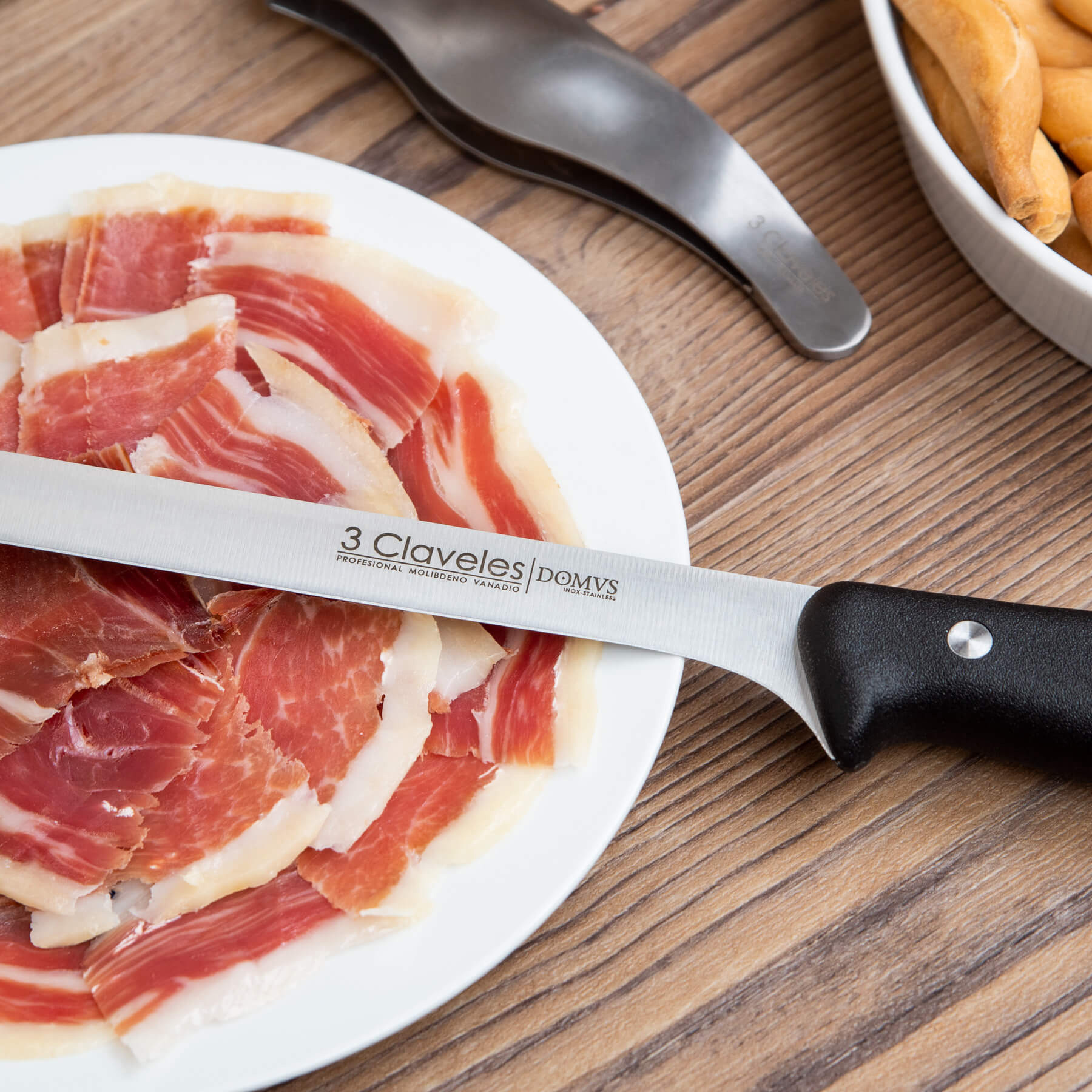 Jamón ibérico sobre tabla de corte